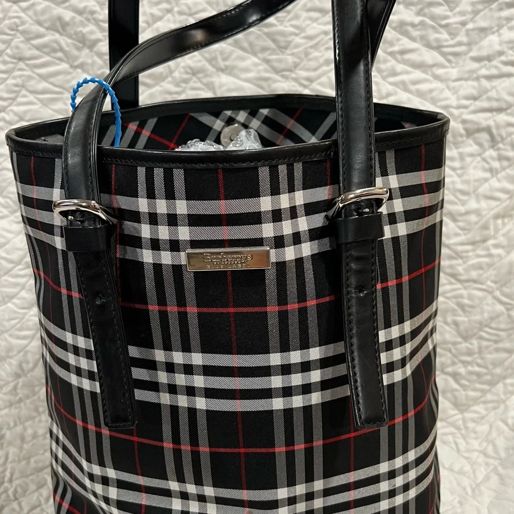 Burberry Bucket - Picture 4 of 9